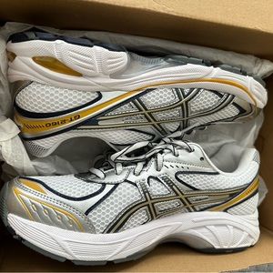 ASICS Men’s GT-2160 Pure White/Silver/Gold, size 8.  Worn once!